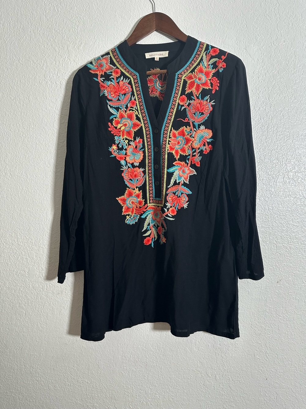 Solitaire Black Embroidered Floral V-Neck Shirt Size M